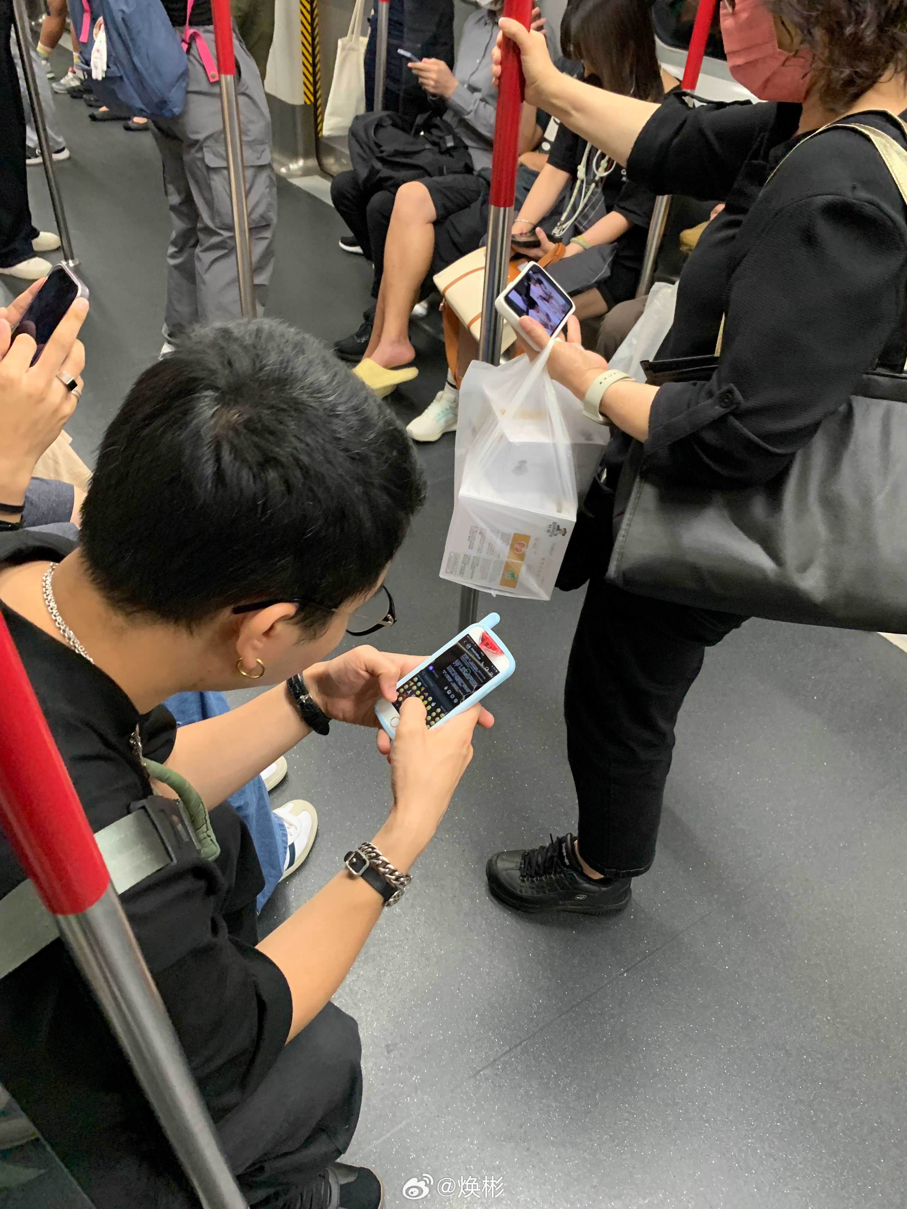 网友说：自从关注了知名互联网大V大彬子，整个人都不焦虑了，腰不酸腿也不疼了，整个