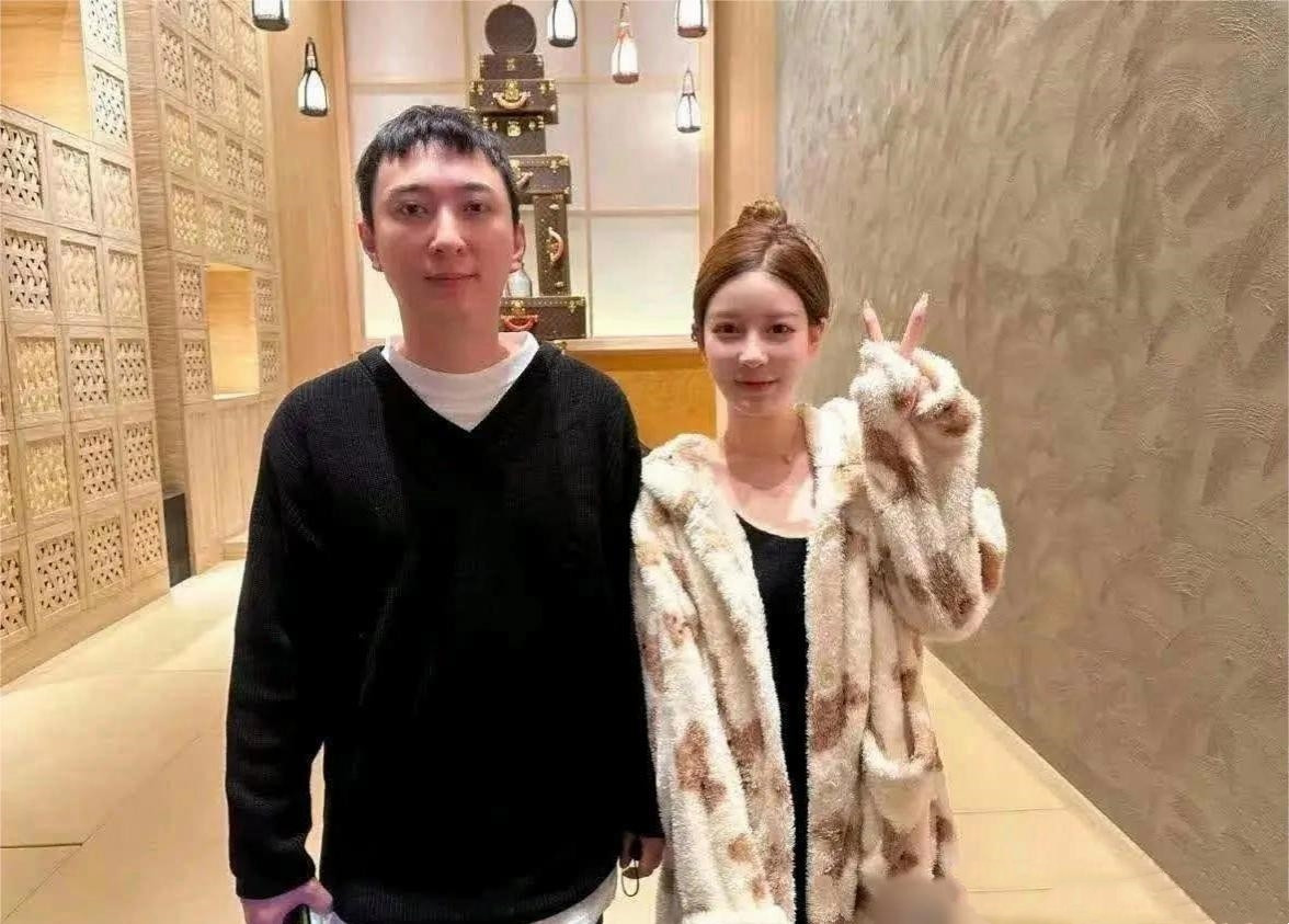 王思聪和美女合影，竟然害羞了