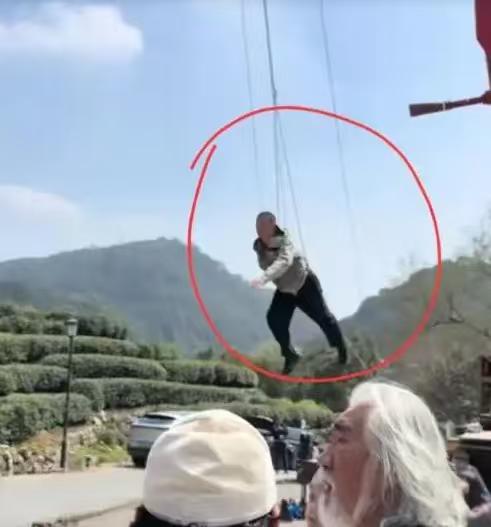 李亚鹏和张纪中又合作了，这次咖位降太低！李亚鹏2000年和张纪中合作，演《笑傲