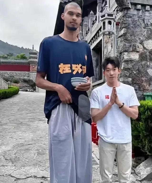 网友在少林寺偶遇闭关修行的文班亚马，请大家注意，进入空门已经六天的文班亚马，身着