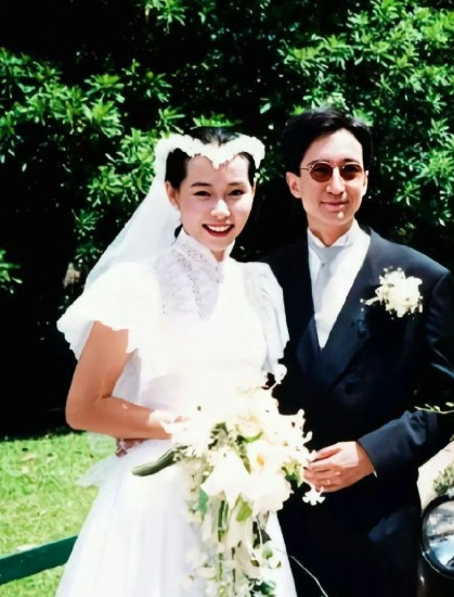 叶童1988年的巴黎草坪婚礼，他们是娱乐圈罕见的从初恋走到白头的夫妻！