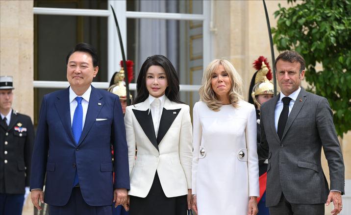 当年马克龙夫妇与金建希夫妻合影，金建希那是真显年轻，可惜如今她在狱中过日子了。还