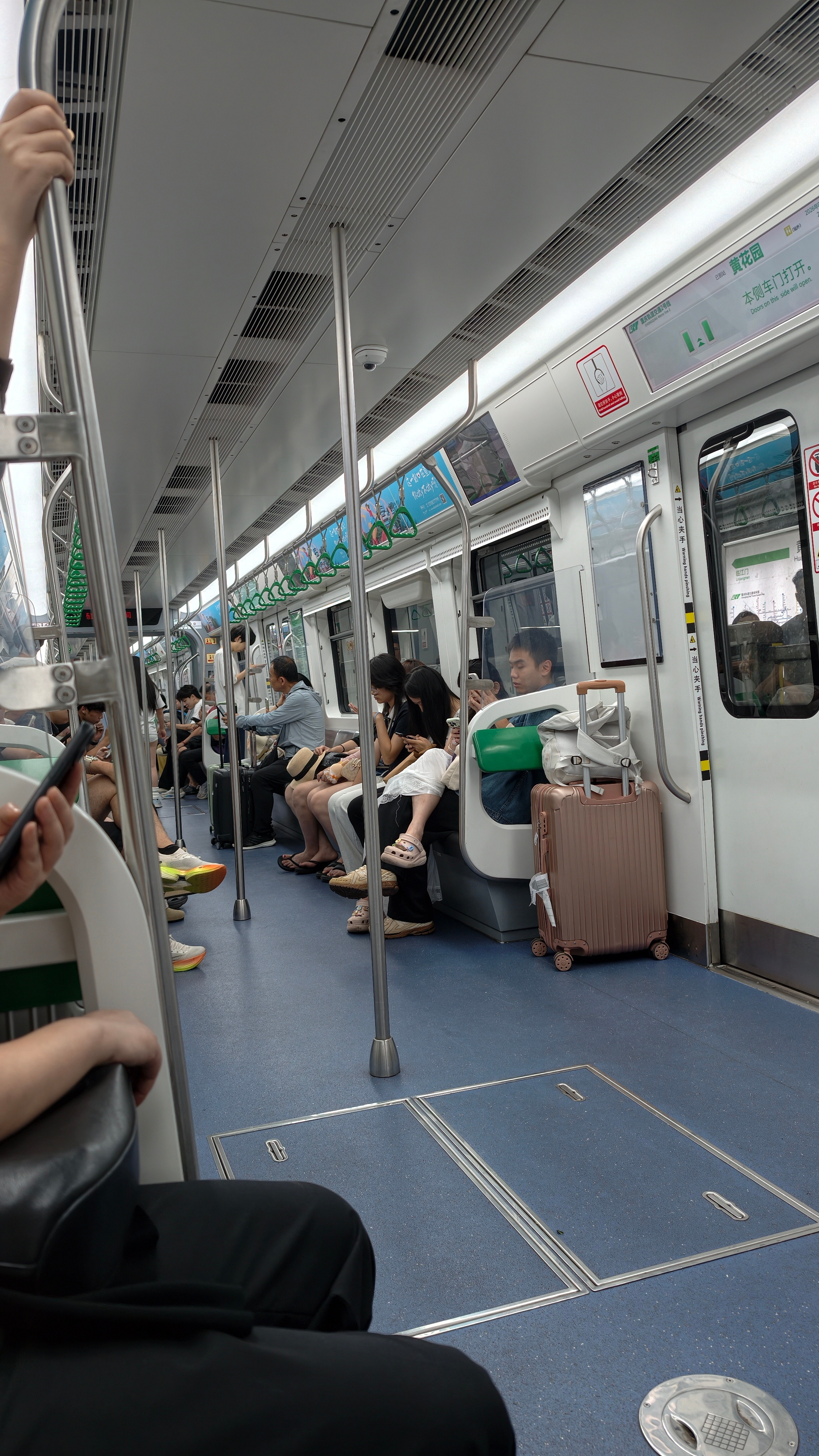 来感受下山城重庆的地铁🚇，感觉比较闷比较潮湿，气味也不太好闻，其他没什么差