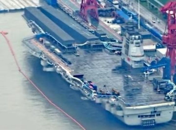 被美国忽悠了？中国这两年造完航母才发现不对劲——自己的无人机、太空武器、超高音速导弹早就能干掉航母，