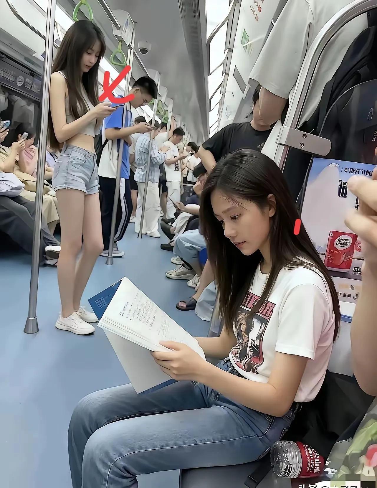 感觉自己的爱情来了一个看书一个玩手机你喜欢哪一个呢