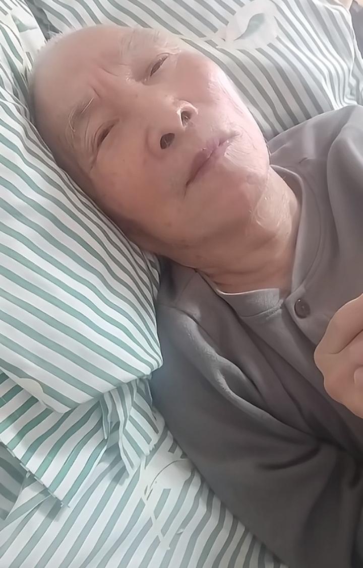 我们这一个老奶奶，她一共生了五个女儿，最后生了一个儿子！现在瘫痪在床要服侍！姐妹