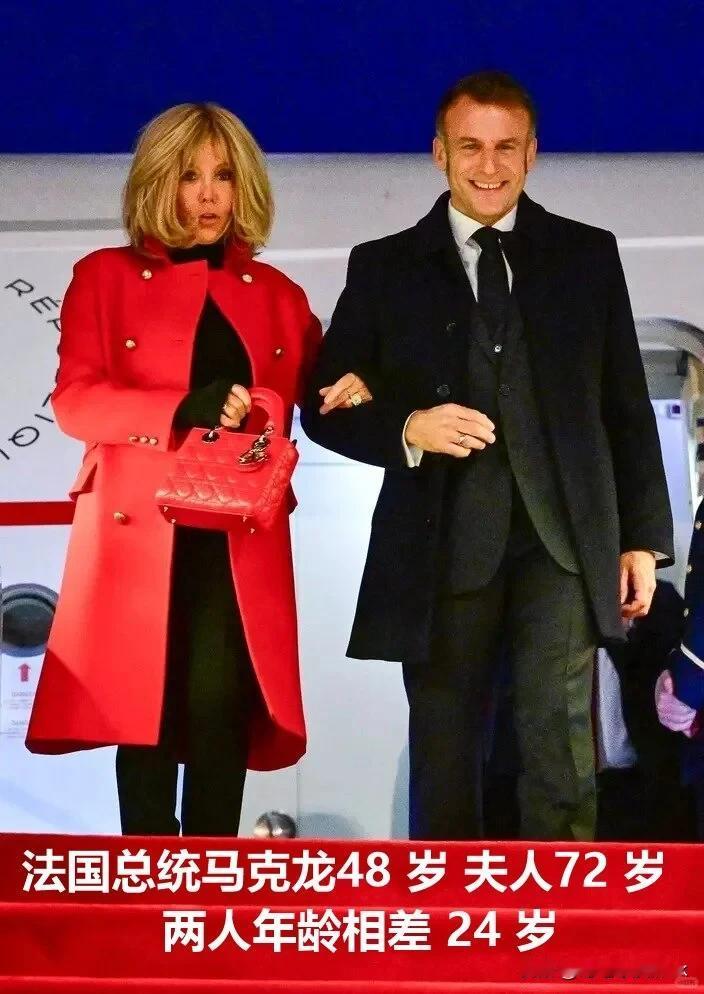 按道理马克龙应该有钱呀！怎么夫人的头发乱得像鸡窝虽然现在夫人年纪大了，72岁