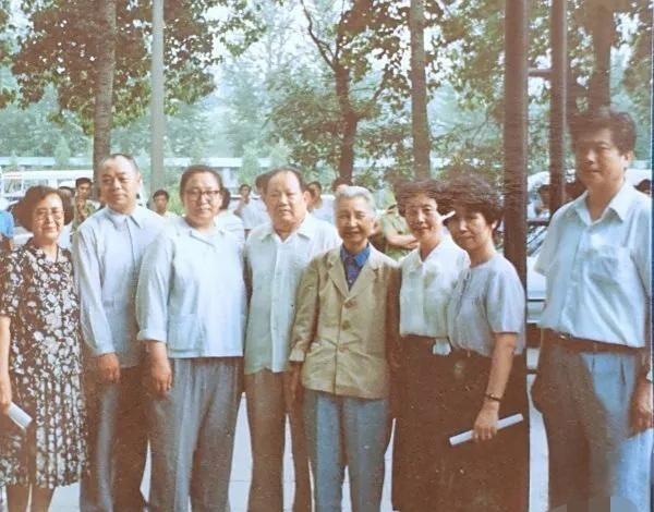 90年代的一天,在一场红色文化活动中,伟人的女儿李讷,与当年在毛主席身边工作的人