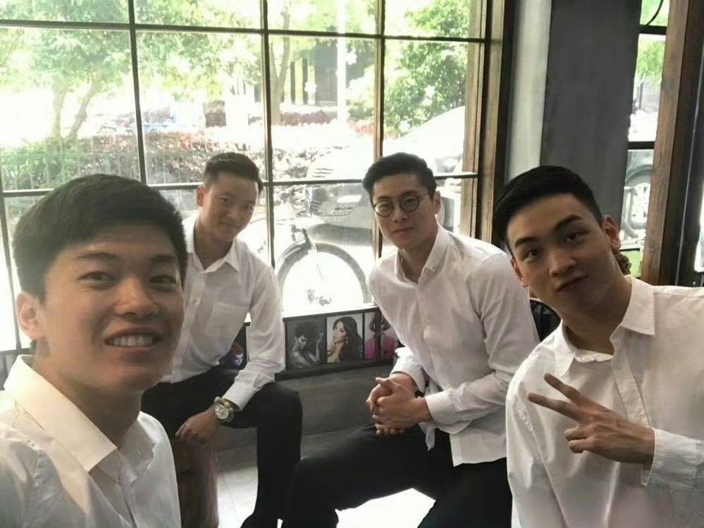 有时候真的觉得大胖狗跟他哥长得太像了