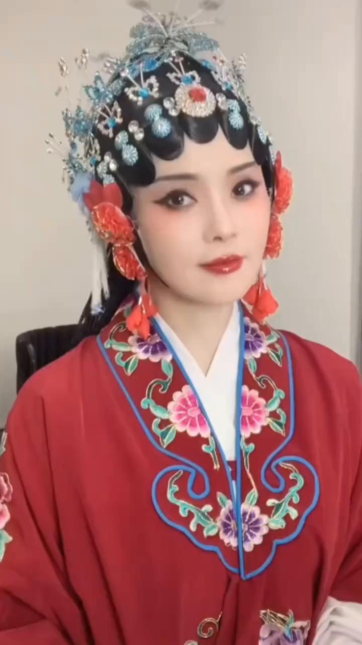 突然发现伊能静的情感需求好高。58岁的伊能静当着48岁秦昊的面提醒，她可是很抢手