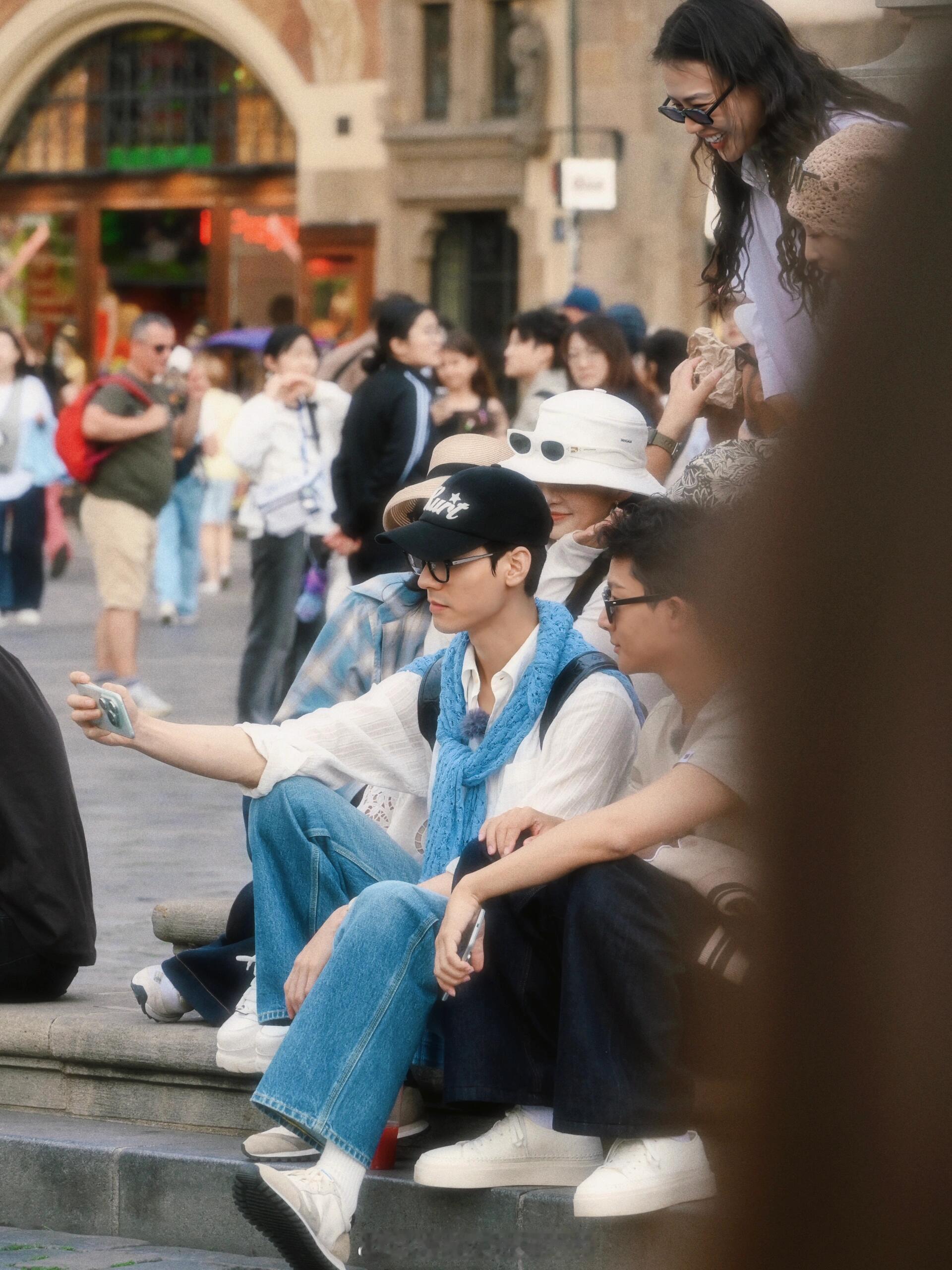 布拉格偶遇龚俊俊子看起来像毕业旅行的大学生他帅的好出片啊....每一个定
