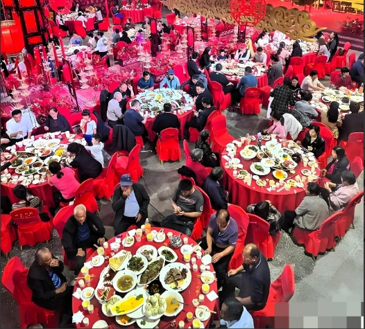 浙江嘉兴，一老板女儿结婚，大摆宴宴，252桌酒席，每桌28道菜，有东星斑，帝王蟹