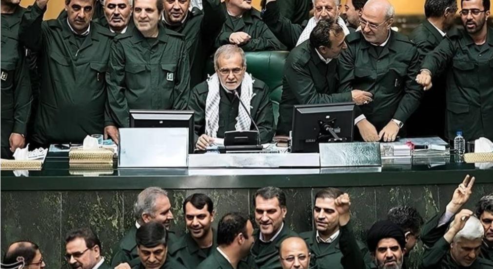 全世界都奇怪一点，就是特朗普对伊朗痛动手上的优柔寡断，其实，拦住他的恰恰是他身边