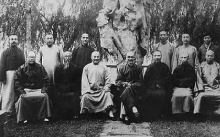 1935年，日本军官土肥原见大侠杜心五誓死不从，决定公开杀掉。监牢中，看守送来的