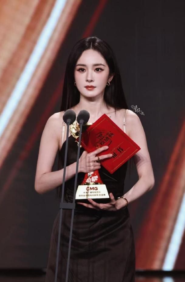 杨幂孙俪获得CMG年度女演员！杨幂凭借《生万物》拿下中国电视剧年度盛典年度女演