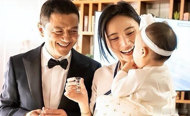 李亚鹏和海哈金喜离婚了，预料之外，又情理之中的事。李亚鹏和海哈金喜相差19岁，2