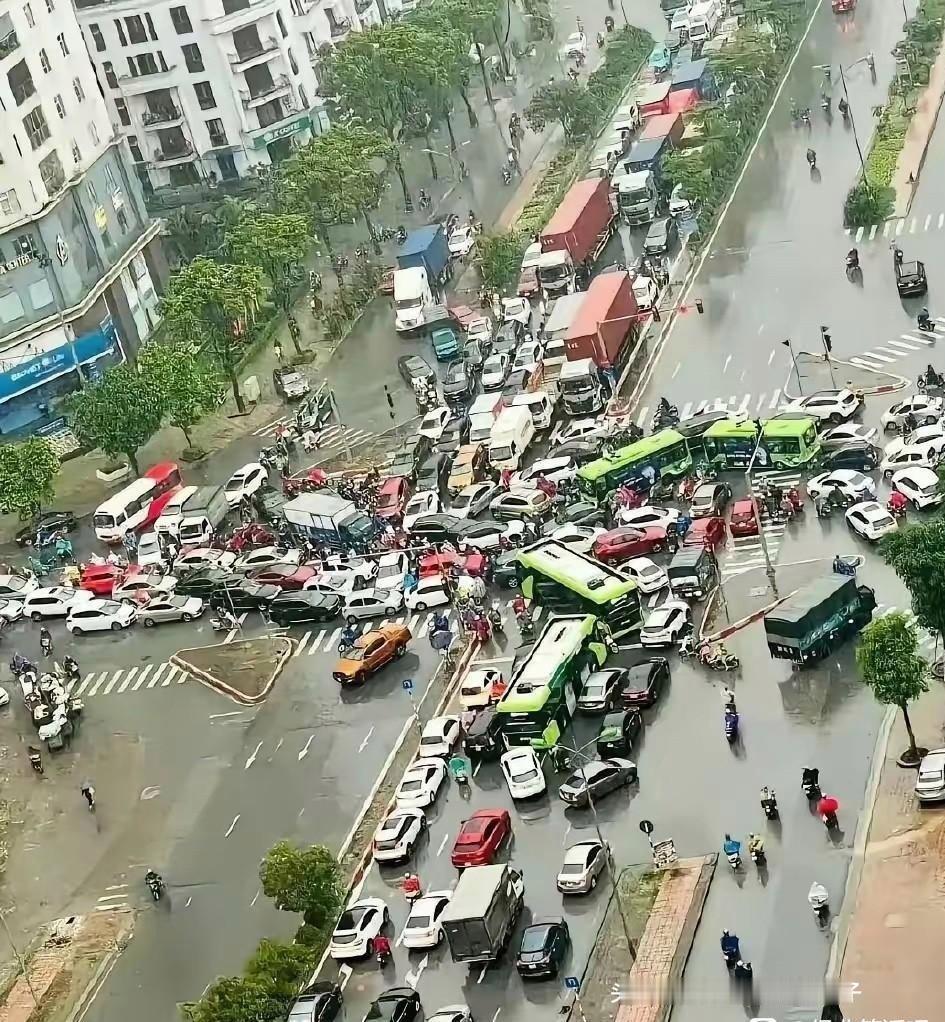 罪魁祸首是哪辆车？堵的人心慌慌，溃不成军啊