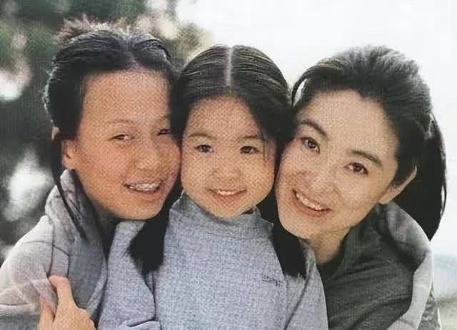 林青霞：为丑老公生下两个女儿后，他把13岁的私生子领进门了
