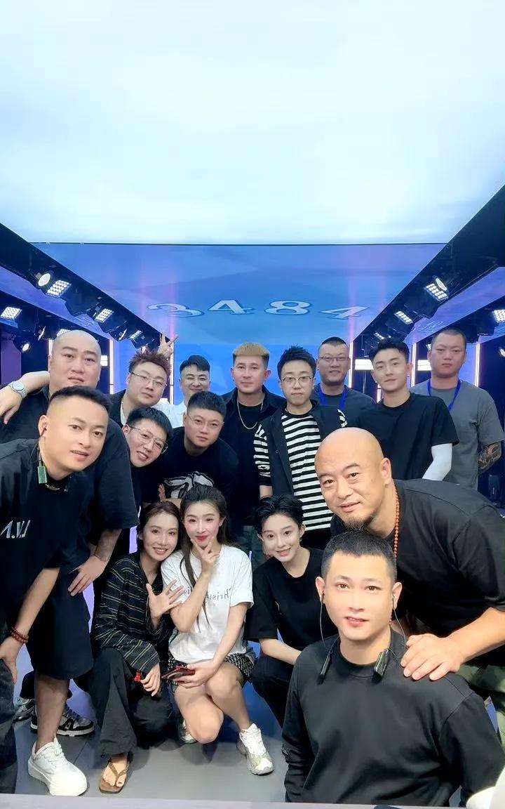 仙洋这场开业活动最大的咖就是太原老葛，仙洋不敢怠慢亲自去机场迎接，一见面，两人手