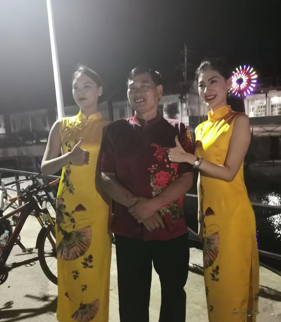 现在的人是真现实，朱之文没火之前，没有人搭理。自从他火了之后，很多美女抢着和他合