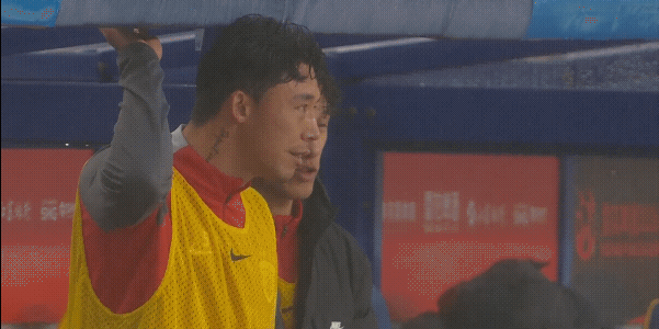 今天上海海港的防守让老将张琳芃看了都直摇头，虽然只丢了两个球，但是两个球完全是防