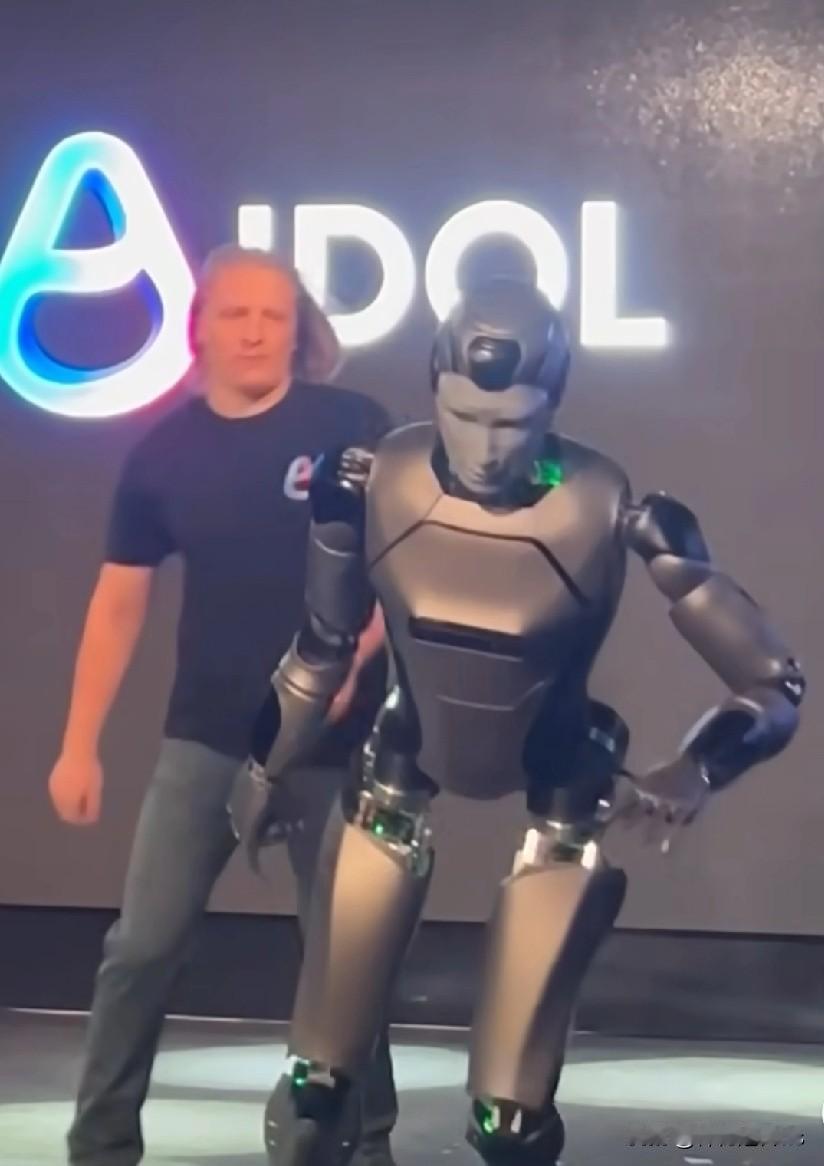 一场灾难级的发布会，11日，俄罗斯推出首款AI人形机器人（Aidol），机器人在