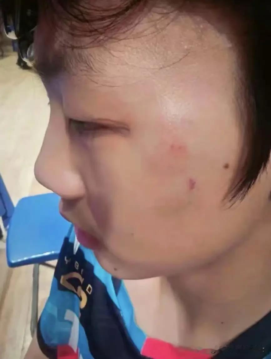 输球不可怕，输人才是真的可怕。近日，在江苏省选拔赛男子14岁组半决赛中，曹