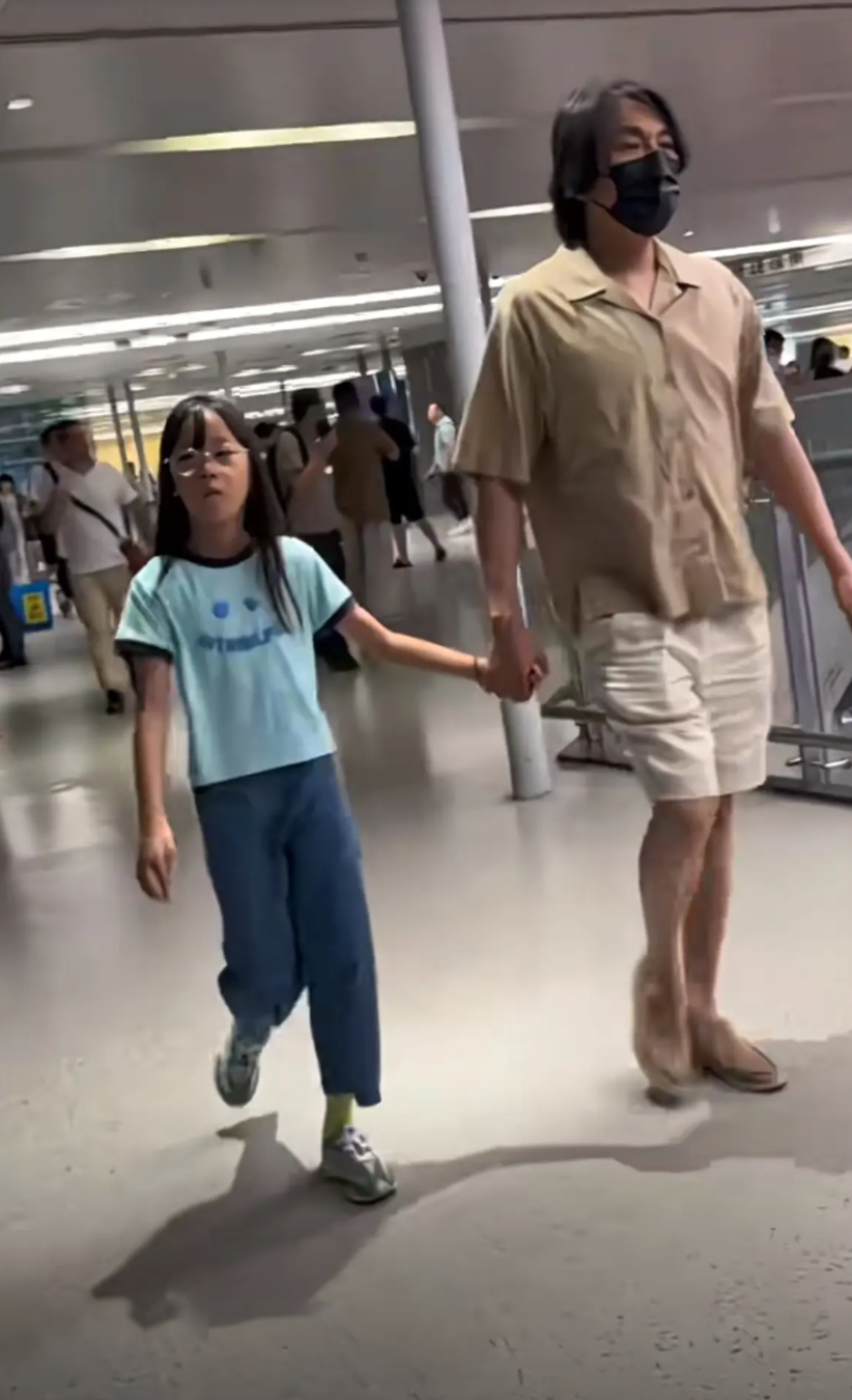 秦昊这状态也太洒脱了吧。一身休闲牵着女儿的手，悠哉悠哉的走着，想不到的是，老婆