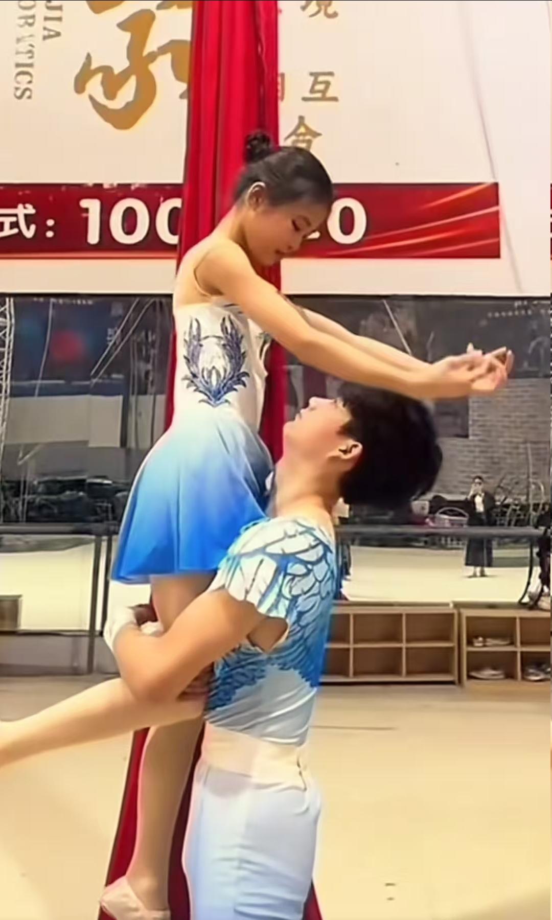 好可惜啊！可能再也见不到这个男孩一把将女孩拽入怀中，执仗天涯的画面了。今年4