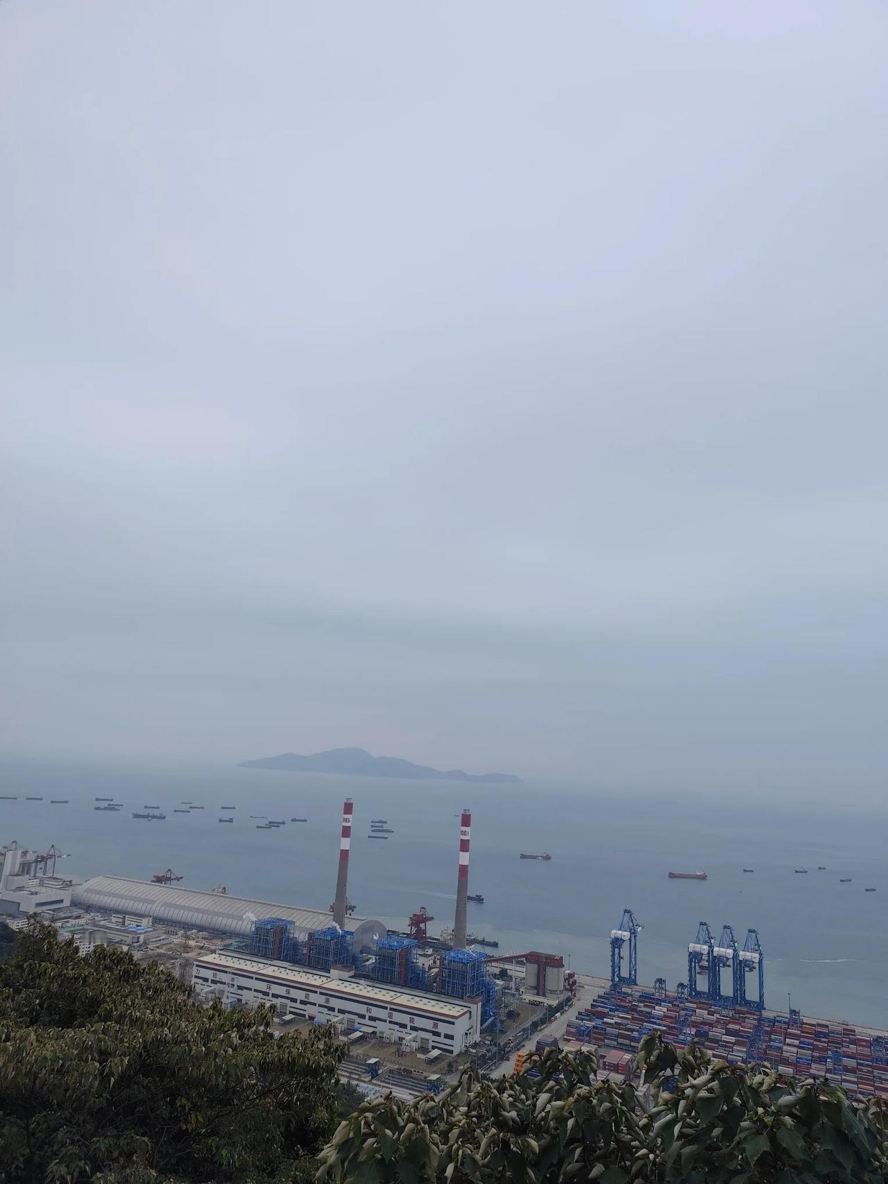 英伟达的黄仁勋在越南街头大排档喝啤酒吃炸鱼，在深圳6个人800块涮火锅，感觉很接