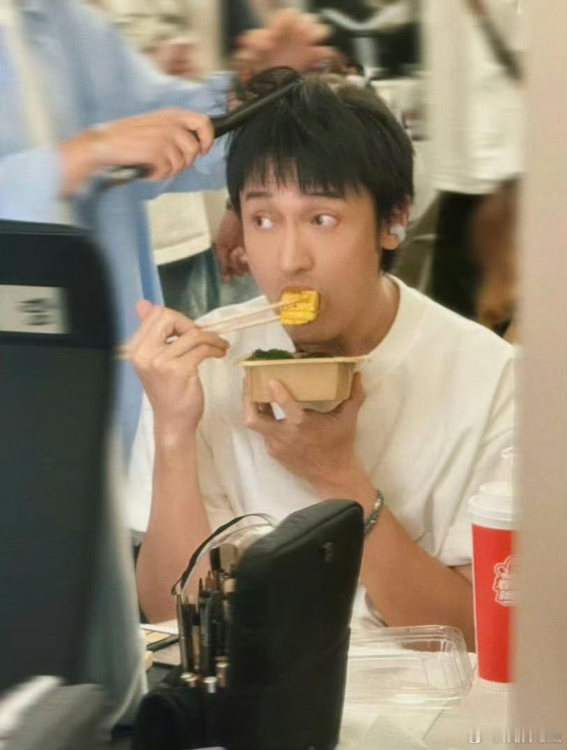 王传君听艾热唱歌的反应我听艾热就王传君这样刚刷到这段综艺直拍直接笑到拍大腿，王
