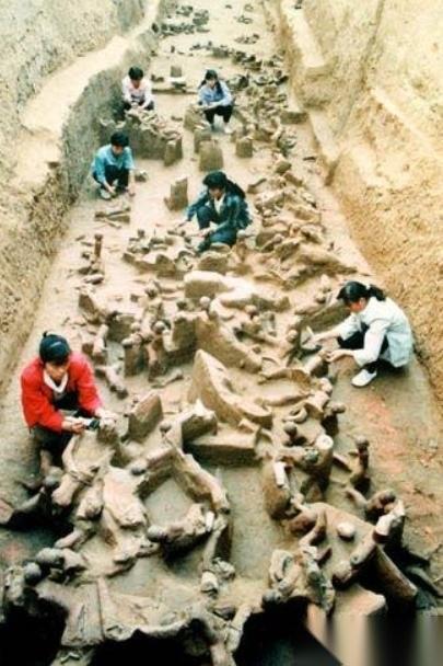 许多人以为殉葬就是把活人推进地宫，在封闭后哭喊等死。事实上，为了生存，殉葬的人可