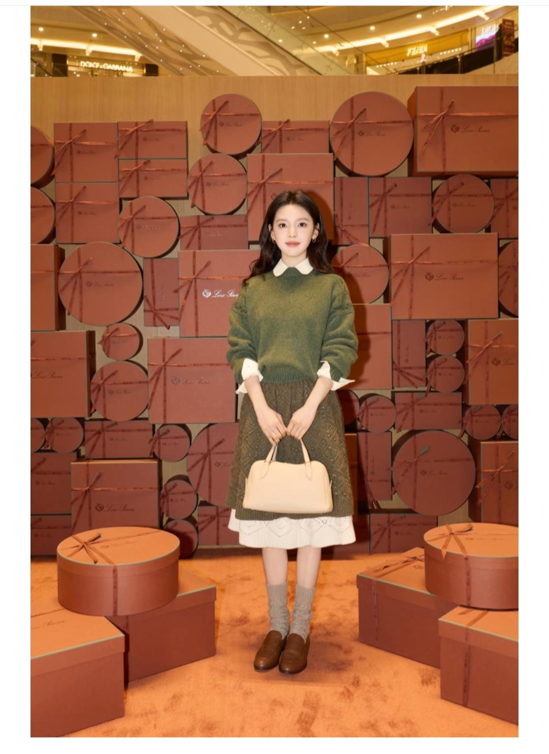 章若楠，毛衣真好看，但是配这裙子有点不太完美了。