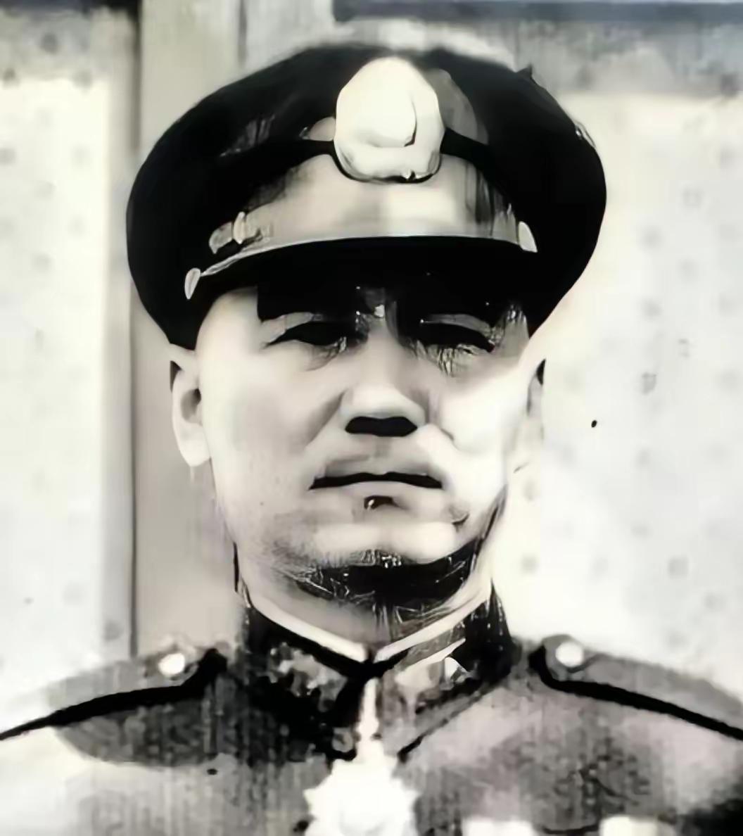 1949年，国军30军军长鲁崇义准备起义，但参谋长何沧浪听完，却红着脸，说：“军