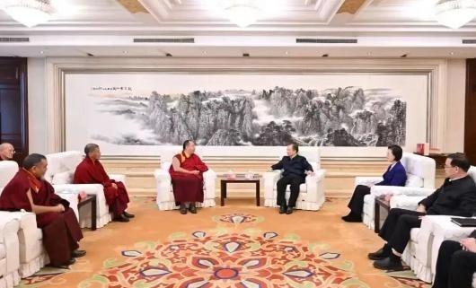 就在春节的喜庆氛围下，北京突然收紧了防线。李干杰与班禅的这次握手，直接切断了境外