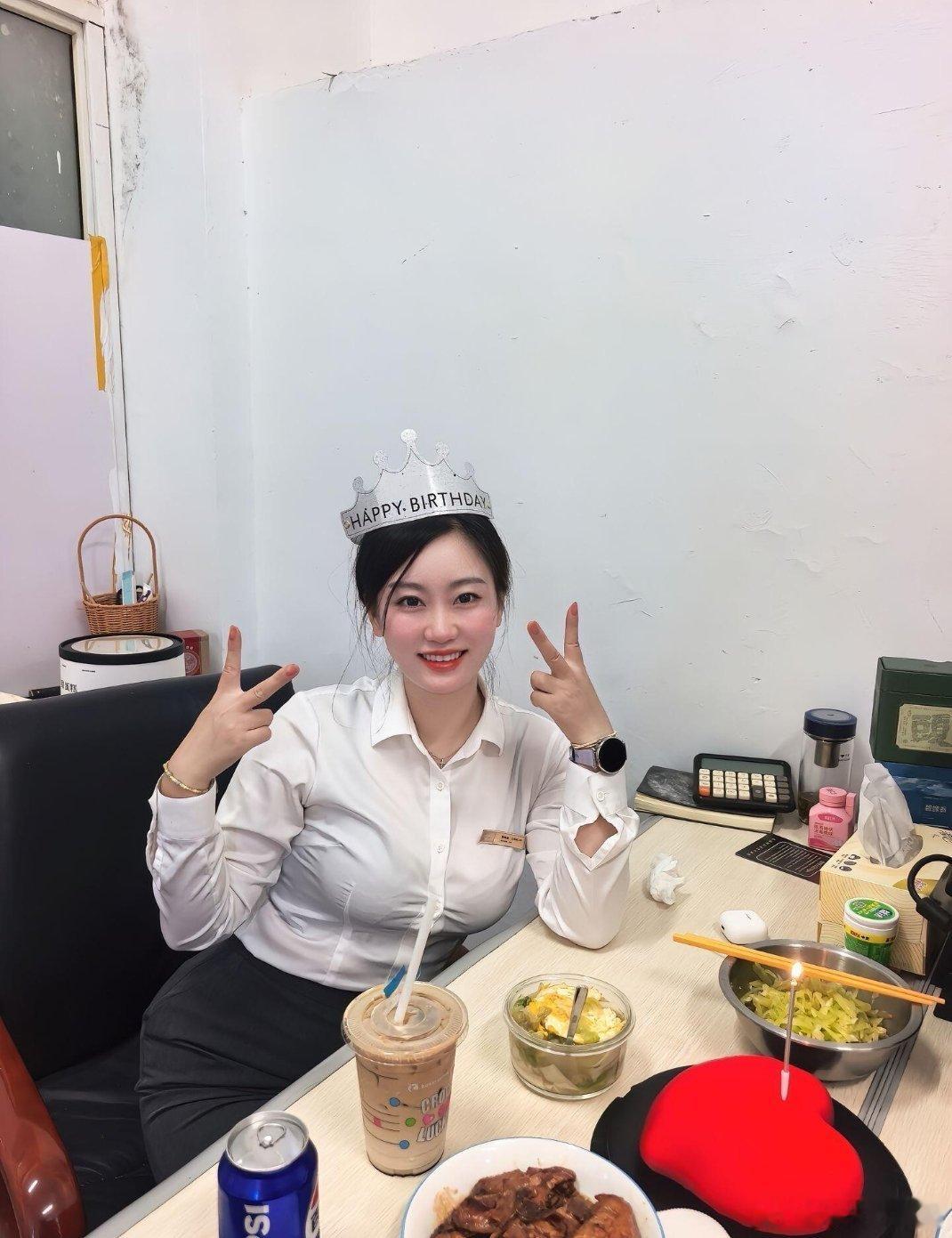不说年龄，猜猜美女是多少岁生日？
