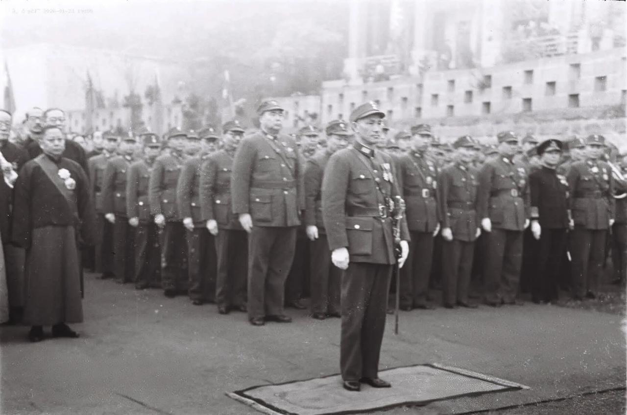 1945年8月15日，抗战胜利后，蒋介石率领他的文武百官前往中山陵祭拜，彼时正是