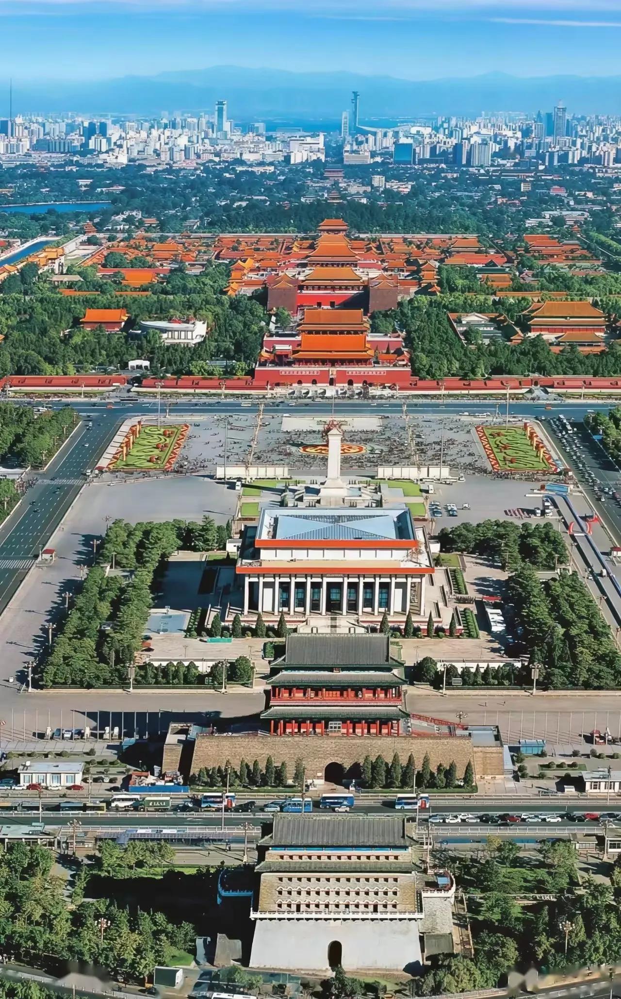 这个角度看北京天安门及故宫，太壮观了。可以看到，重要建筑全部在中轴线上。这样