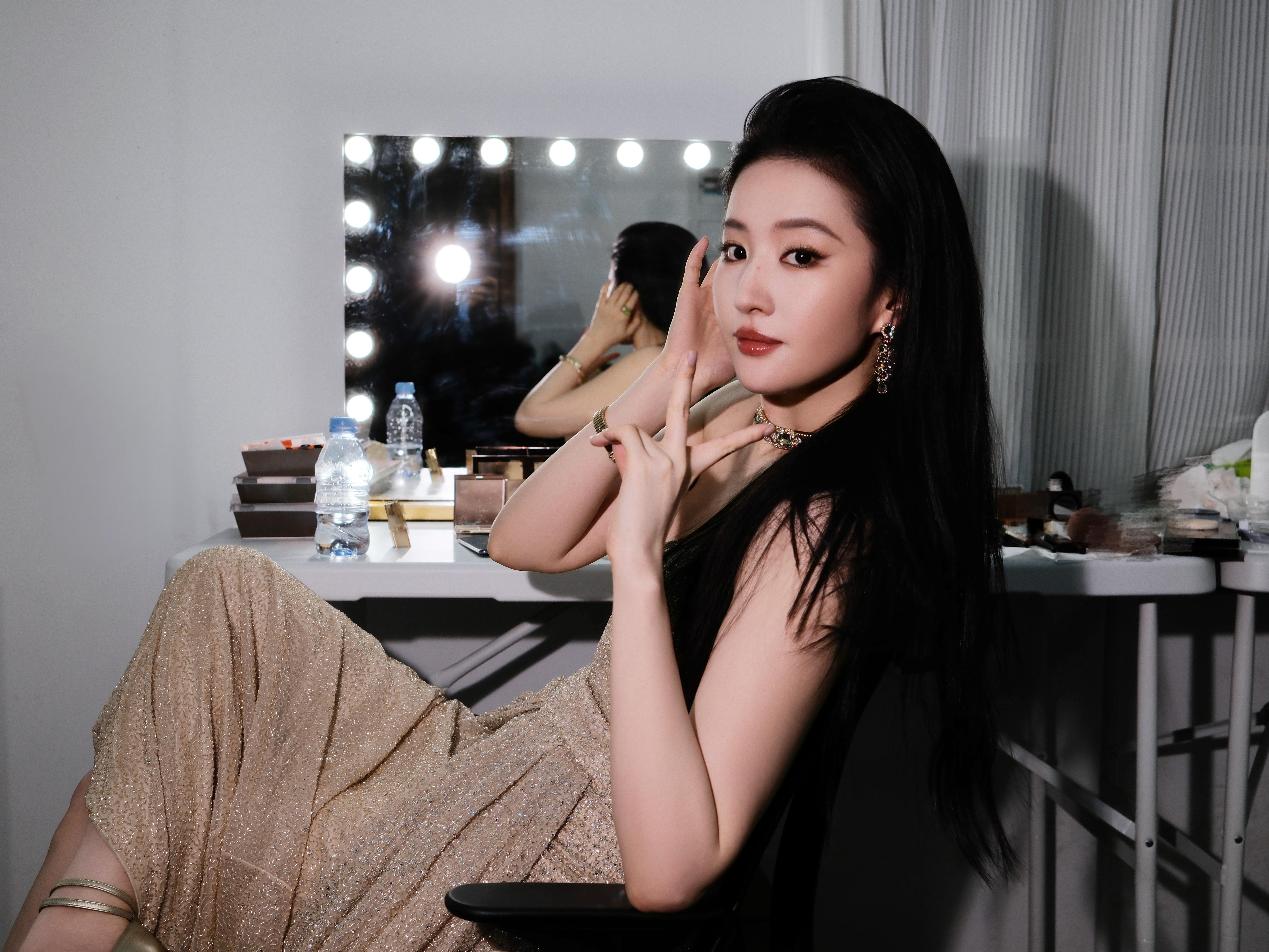 以玫瑰故事，存玫瑰余香。即将应邀出席白玉兰荣耀之夜，一会见🌹​​​
