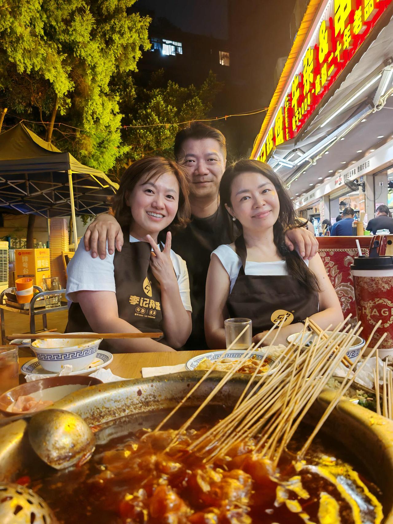 三个年近50的大学同学相约吃串串。女同学是当初的室友。男同学当初很内向，唯二三要