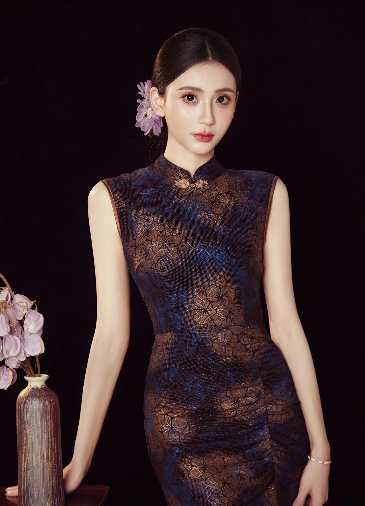 一袭旗袍，一树浅紫温婉。于沉静时光里，晕染东方独有的雅致韵味。低眉抬眼，皆是