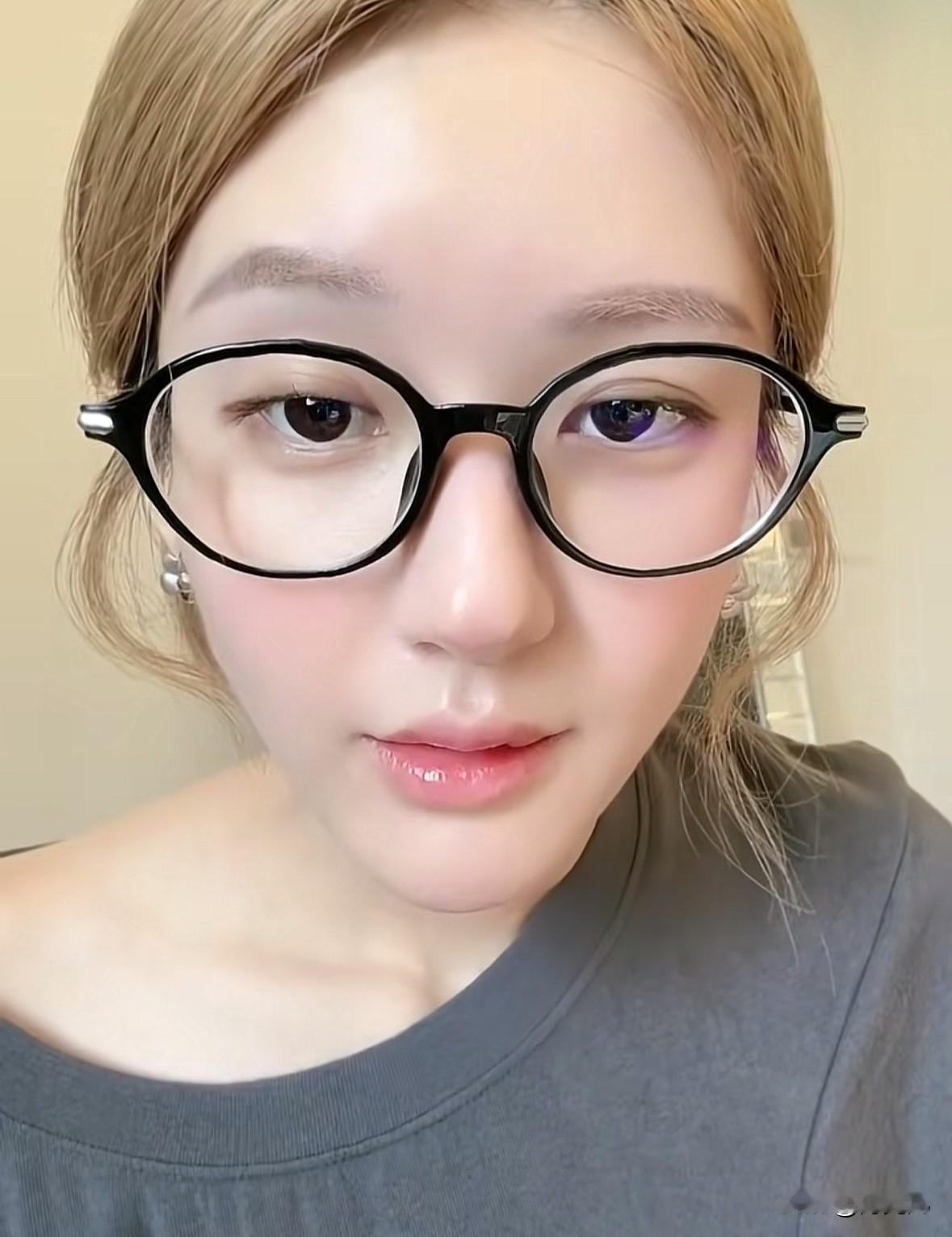 也就只有赵思露敢说实话了赵露思在直播中说：所有的热搜都是人为的，背后都有人操