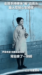 再也瞒不住了，这位女孩，你上人民日报了！河南郑州，正值上班高峰期，一个年轻女孩拿