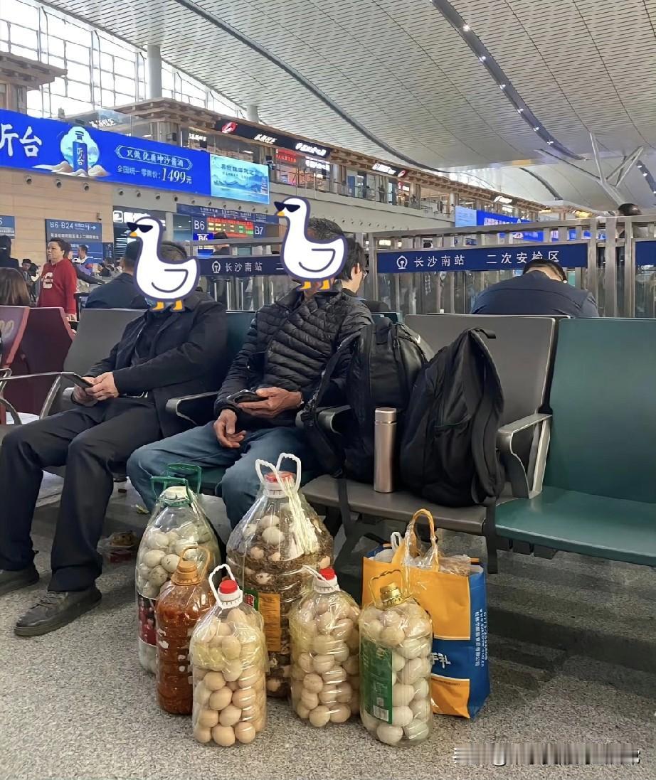 长沙南站这一幕看哭了：大爷带满4袋土鸡蛋，家乡补给站长沙南站候车厅里，俩大