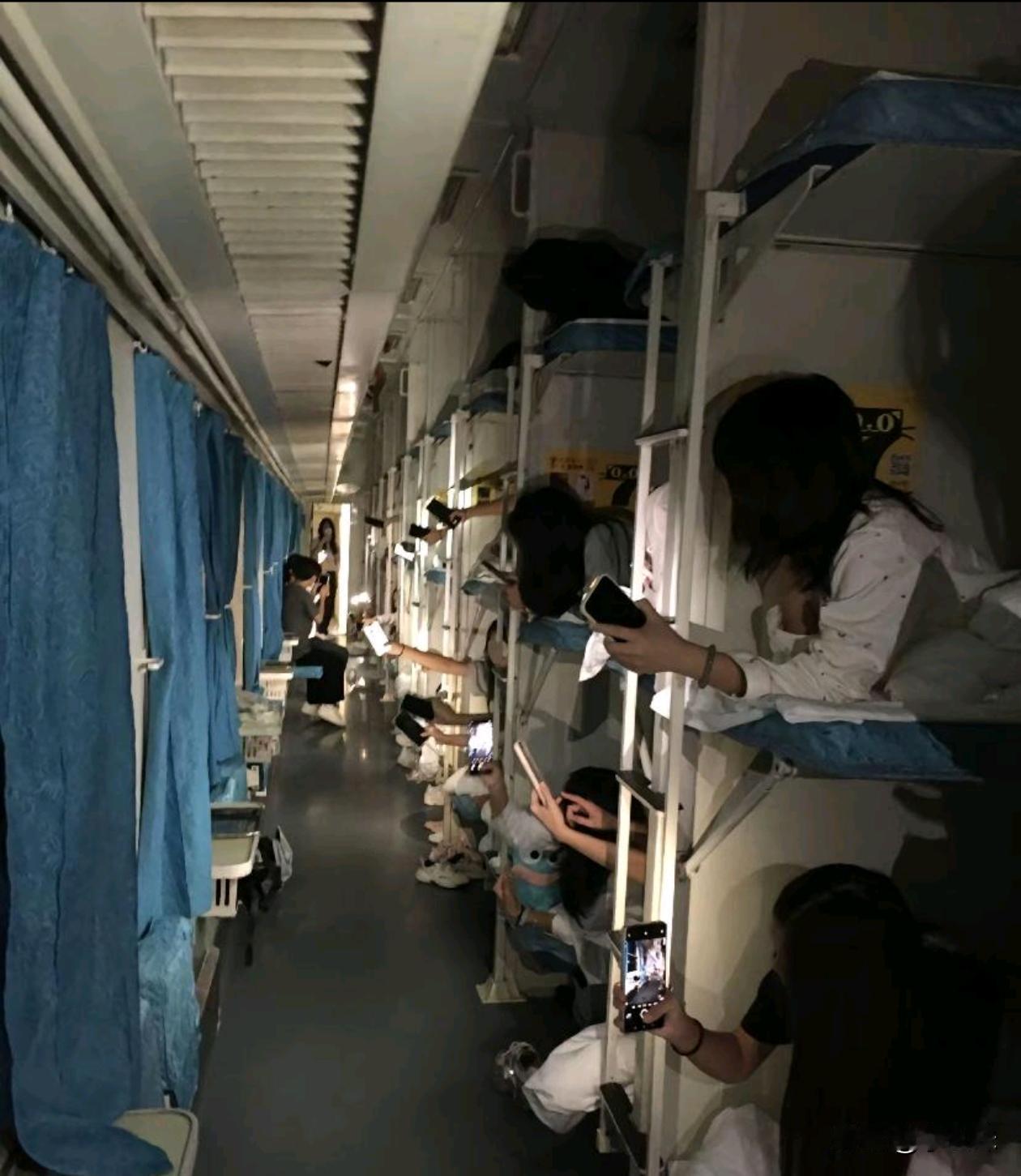 一个过道有什么好拍的，他们都在拍啥？