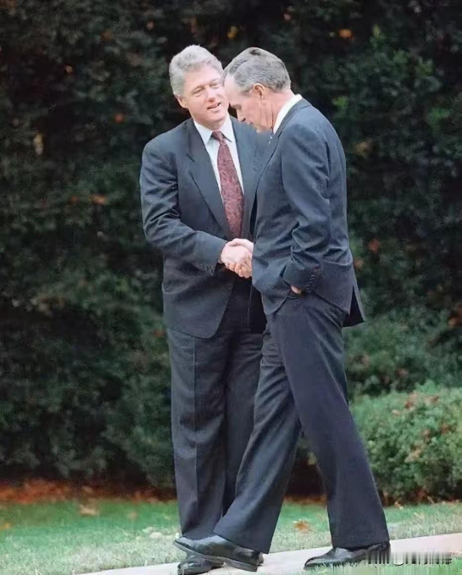 克林顿和老布什握手这一幕，弹指一挥间，已经是33年前的事情了，那时的克林顿多年轻