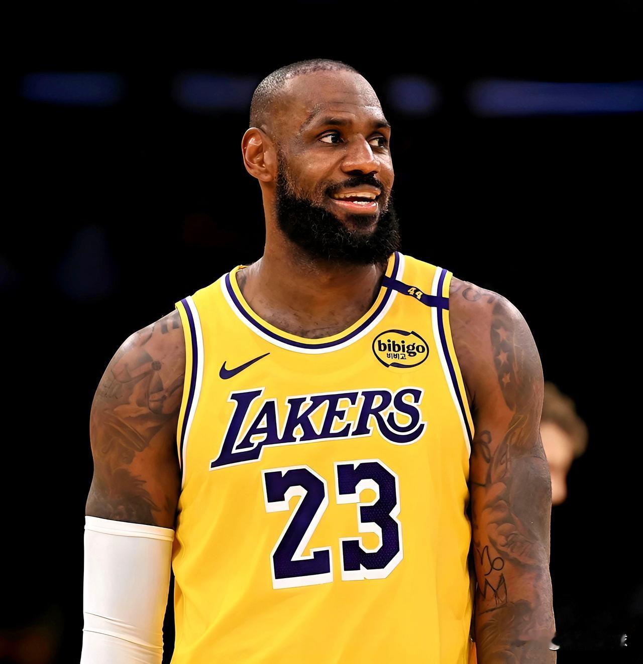 詹姆斯已经伟大到一种程度，人们竟然要求41岁的他打出他20多岁时的水准。而在同样