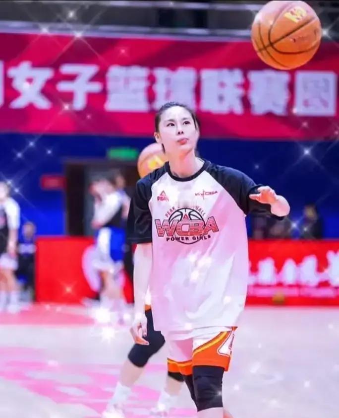 WCBA，正在我们眼皮底下换天。你看四川赢球，王思雨是打了封闭上的，高颂拼