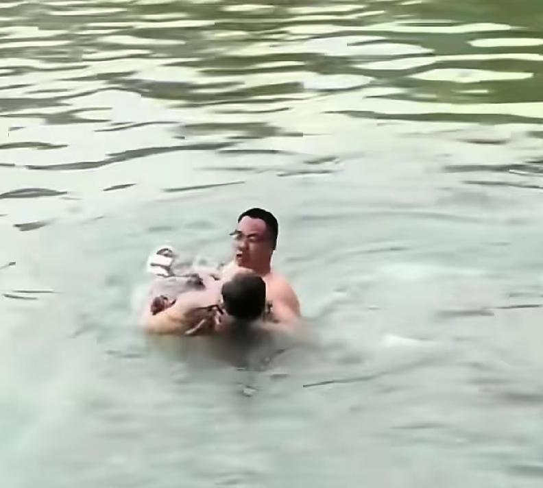 5月14日济南大明湖，一女子被救上岸后浑身湿透，反复念叨"不该救我"。此时，一个