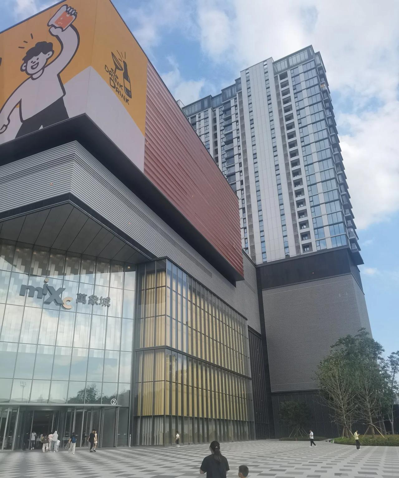 每次逛郑州的二七万象城，都找不到一个公共休闲座椅，逛了一会就累的不行。如今郑东万
